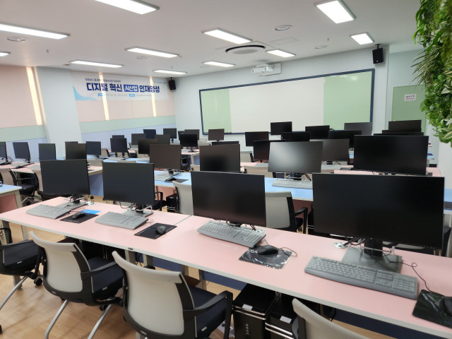 데이터 가공 센터로 사용되는 전용 PC 교육장